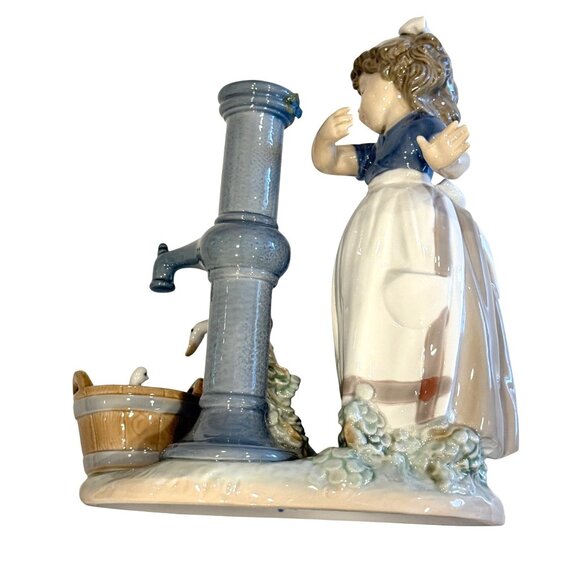 Lladro Figurine Summer on the Farm 5285 Girl at Water Pump with Ducks & Basket - Picture 14 of 16